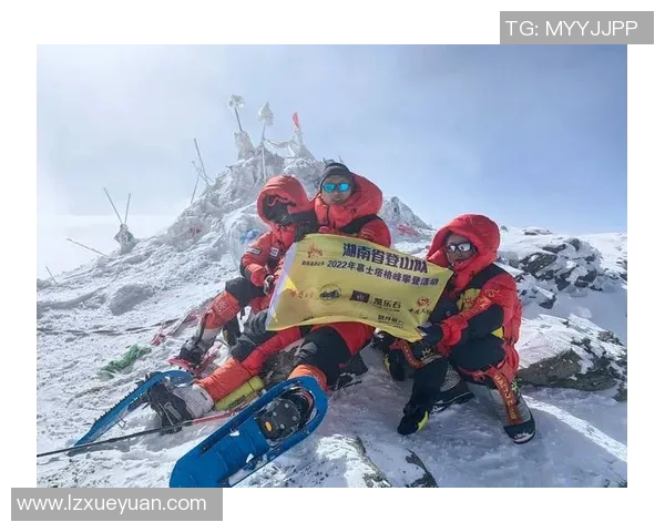 中国登山队成功开辟喜马拉雅新线路全员登顶创造历史壮举